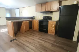 103 E Hickey St, Yoakum, TX 77995 - Photo 6