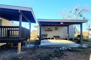 103 E Hickey St, Yoakum, TX 77995 - Photo 2