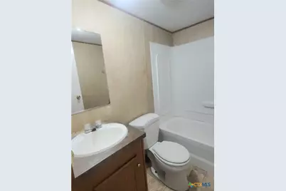 103 E Hickey Street, Yoakum, TX 77995 - Photo 8