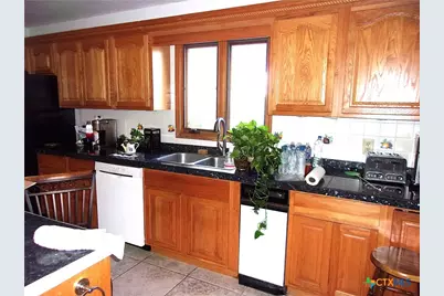 184 Russell Road, Victoria, TX 77904 - Photo 8