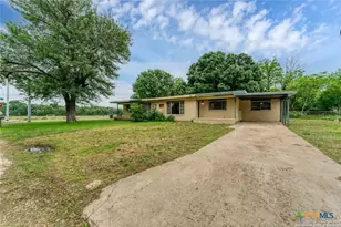 955 University Ln, Seguin, TX 78155 - Photo 2