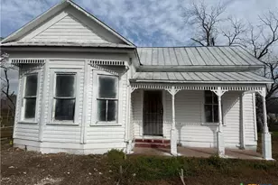 316 W Seideman St, Seguin, TX 78155 - Photo 1
