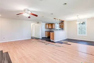 721 E Pine St, Seguin, TX 78155 - Photo 10