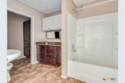 721 E Pine Street, Seguin, TX 78155 - Photo 16