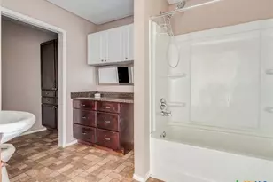 721 E Pine St, Seguin, TX 78155 - Photo 16