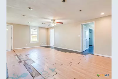 721 E Pine Street, Seguin, TX 78155 - Photo 8