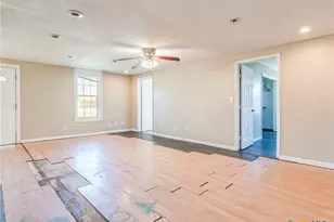 721 E Pine St, Seguin, TX 78155 - Photo 8