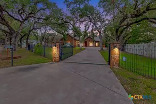 402 Sunset Dr, Edna, TX 77957 - Photo 1