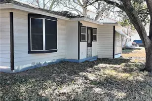 142 W 4th St, Yorktown, TX 78164 - Photo 4
