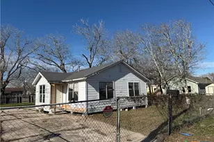 731 W Live Oak St, Port Lavaca, TX 77979 - Photo 1