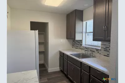 2204 E Colorado Street, Victoria, TX 77901 - Photo 6