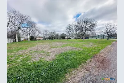 209 Maple St, Yoakum, TX 77995 - Photo 8
