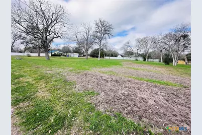 209 Maple St, Yoakum, TX 77995 - Photo 4