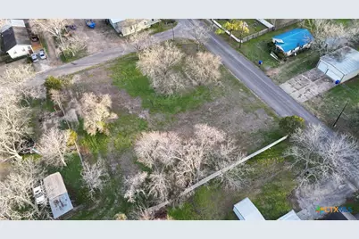 209 Maple St, Yoakum, TX 77995 - Photo 12