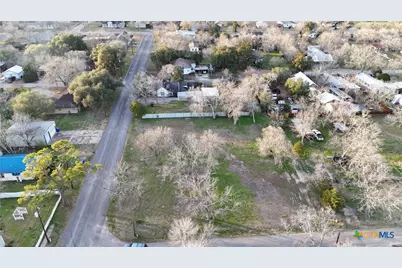 209 Maple St, Yoakum, TX 77995 - Photo 16