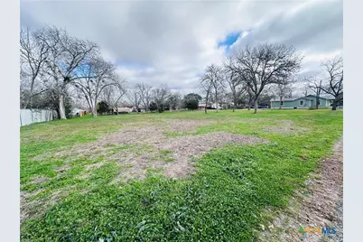 209 Maple St, Yoakum, TX 77995 - Photo 6