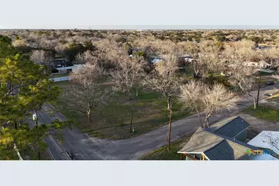 209 Maple St, Yoakum, TX 77995 - Photo 18
