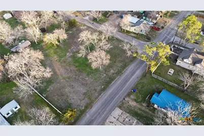 209 Maple St, Yoakum, TX 77995 - Photo 10