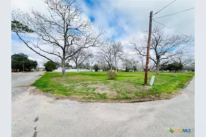 209 Maple St, Yoakum, TX 77995 - Photo 2