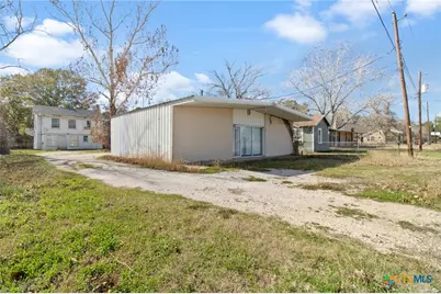 625 S Wells, Edna, TX 77957 - Photo 1