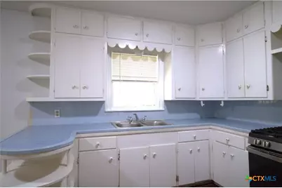 1109 Manor Drive, Victoria, TX 77901 - Photo 6