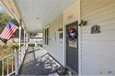 501 W Grand Avenue, Yoakum, TX 77995 - Photo 2