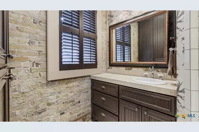 418 S Santa Clara Avenue, New Braunfels, TX 78130 - Photo 32