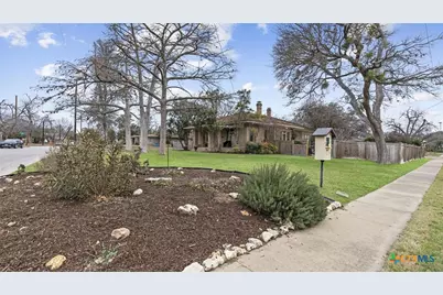 418 S Santa Clara Avenue, New Braunfels, TX 78130 - Photo 2