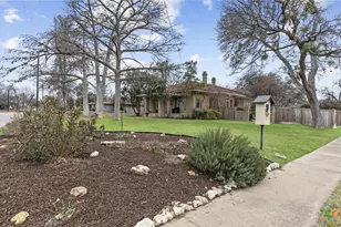 418 S Santa Clara Ave, New Braunfels, TX 78130 - Photo 2