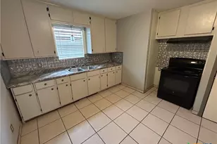 705 E Hiller, Victoria, TX 77901 - Photo 8