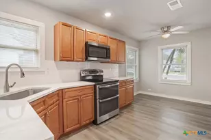 809 E 12th Ave, Belton, TX 76513 - Photo 12