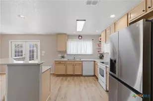 637 Northhill Cir, New Braunfels, TX 78130 - Photo 6