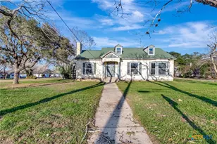 1103 Hopkins St, Yoakum, TX 77995 - Photo 2