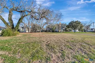 1103 Hopkins St, Yoakum, TX 77995 - Photo 36