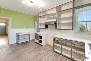 1103 Hopkins St, Yoakum, TX 77995 - Photo 10