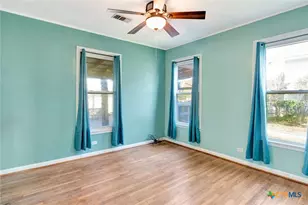 1103 Hopkins St, Yoakum, TX 77995 - Photo 18