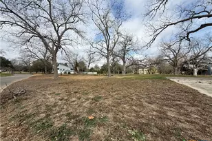 69 S Hampton Dr, Seguin, TX 78155 - Photo 4