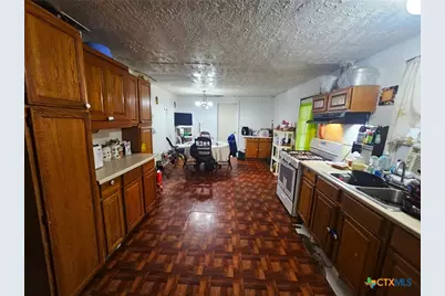 811 E New Braunfels Street, Seguin, TX 78155 - Photo 6