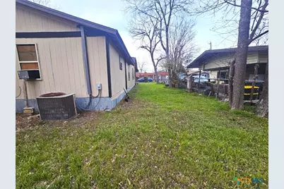 811 E New Braunfels Street, Seguin, TX 78155 - Photo 14
