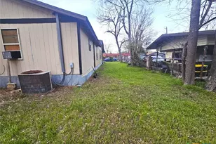 811 E New Braunfels St, Seguin, TX 78155 - Photo 14