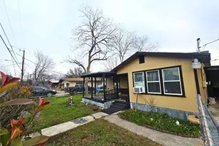 811 E New Braunfels St, Seguin, TX 78155 - Photo 2