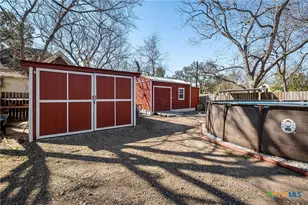 406 E Gonzales St, Yoakum, TX 77995 - Photo 34