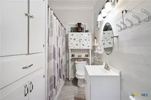 406 E Gonzales St, Yoakum, TX 77995 - Photo 20