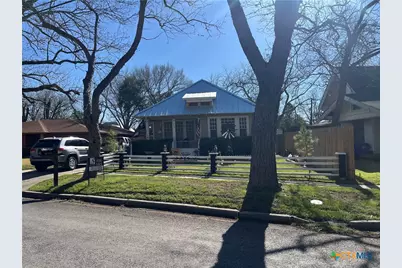 406 E Gonzales Street, Yoakum, TX 77995 - Photo 1