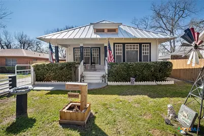 406 E Gonzales Street, Yoakum, TX 77995 - Photo 1