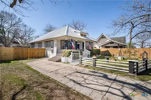 406 E Gonzales St, Yoakum, TX 77995 - Photo 36