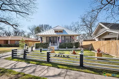 406 E Gonzales Street, Yoakum, TX 77995 - Photo 2