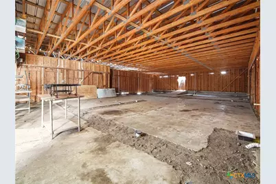 317 N Avenue E, Shiner, TX 77984 - Photo 16