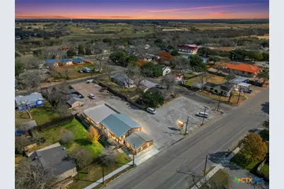 317 N Avenue E, Shiner, TX 77984 - Photo 2