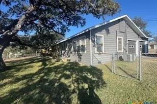 1011 E Main St, Cuero, TX 77954 - Photo 32